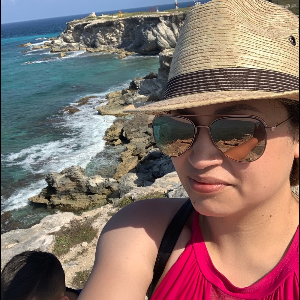 Meet your Posher, Lesly